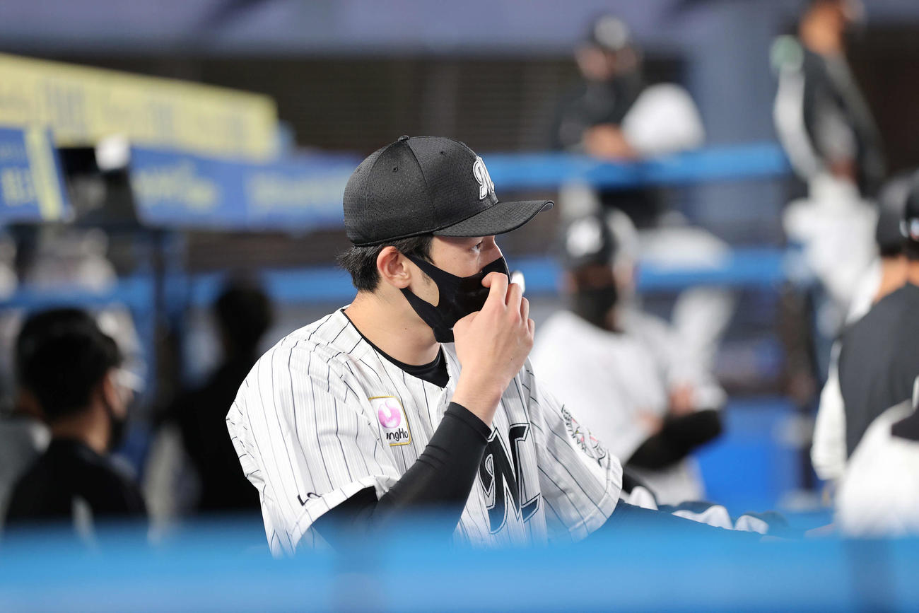 ロッテ対ソフトバンク　9回、勝利投手とならずベンチで戦況を見つめる佐々木朗（撮影・井上学）