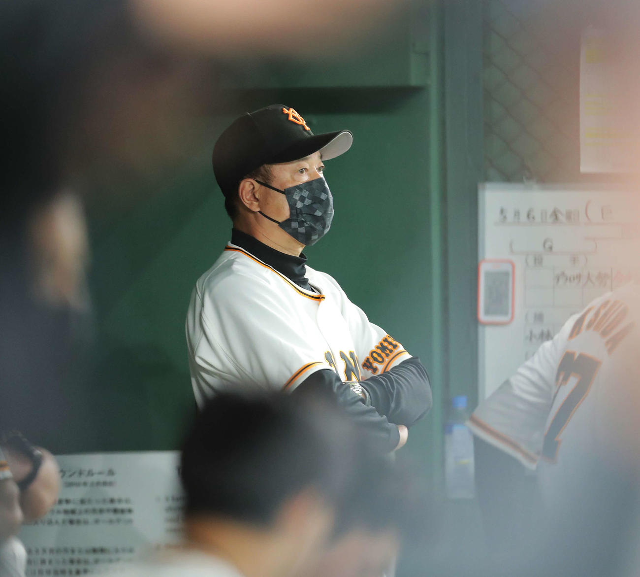 巨人対ヤクルト　9回表を終え、浮かない表情の原監督（撮影・河田真司）