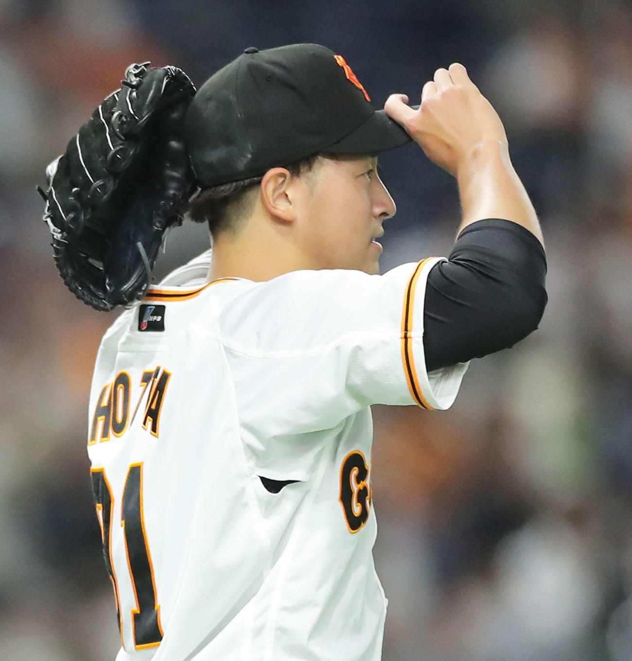 巨人対ヤクルト　3回表ヤクルト無死満塁、村上に中越え満塁本塁打を浴びる堀田（撮影・河田真司）