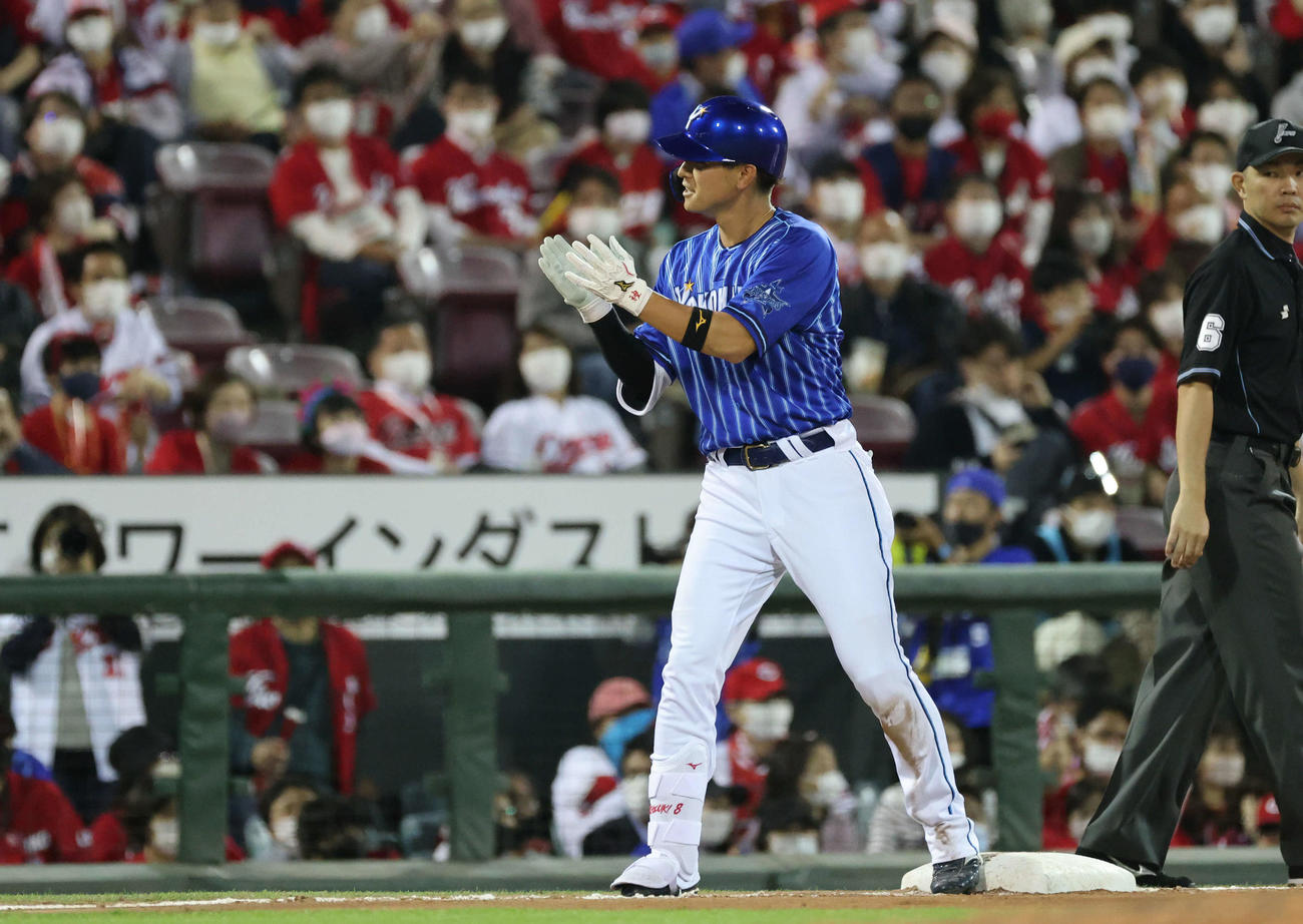 広島対DeNA 11回表DeNA1死二塁、神里は勝ち越しの右越え適時三塁打を放つ（撮影・加藤孝規）