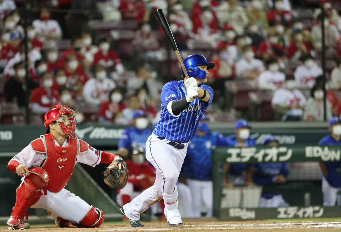 広島対DeNA 11回表DeNA1死二塁、神里は勝ち越しの右越え適時三塁打を放つ（撮影・加藤孝規）