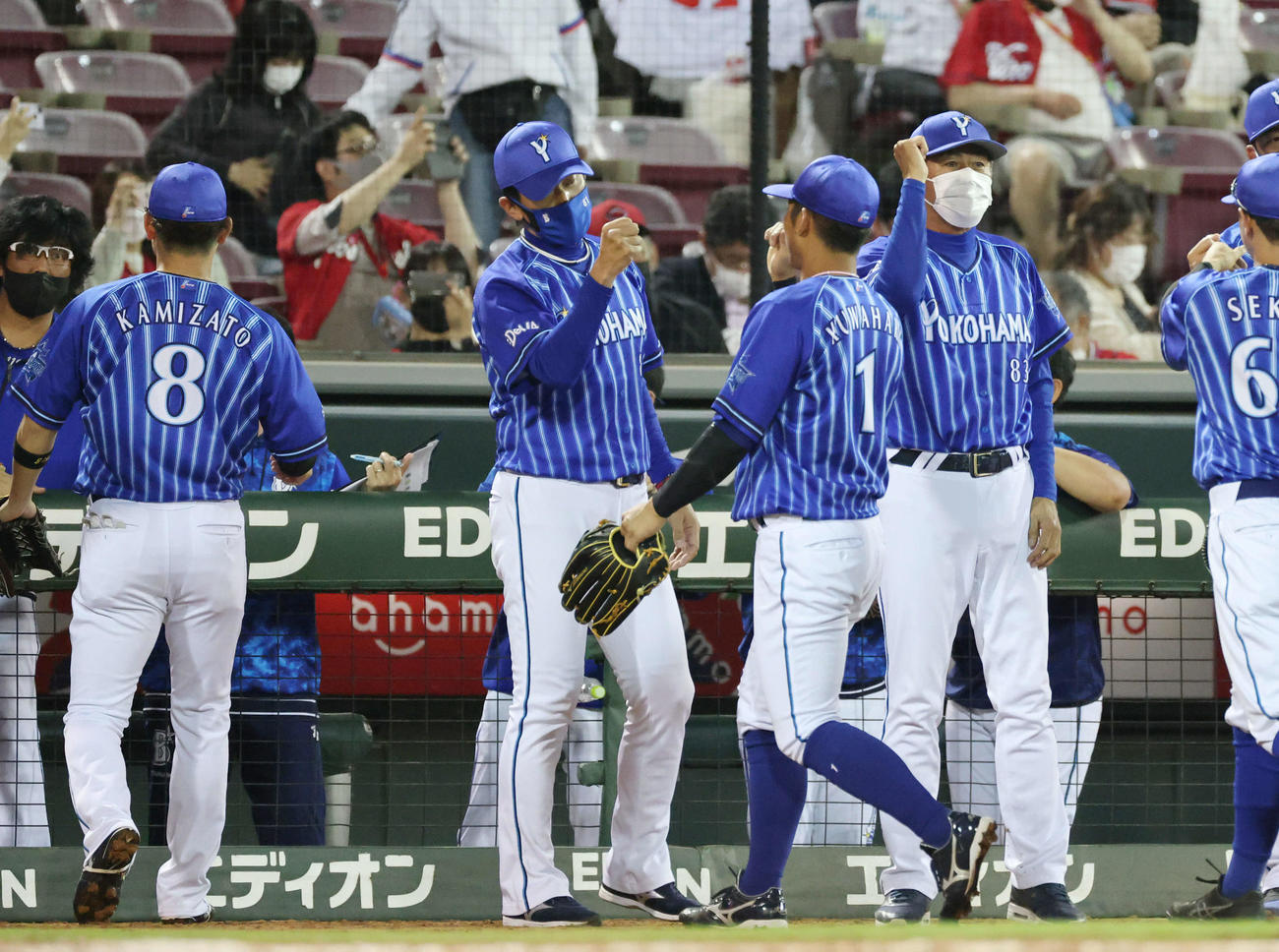 広島対DeNA　ナインを迎えるDeNA三浦監督（左から2人目）（撮影・加藤孝規）