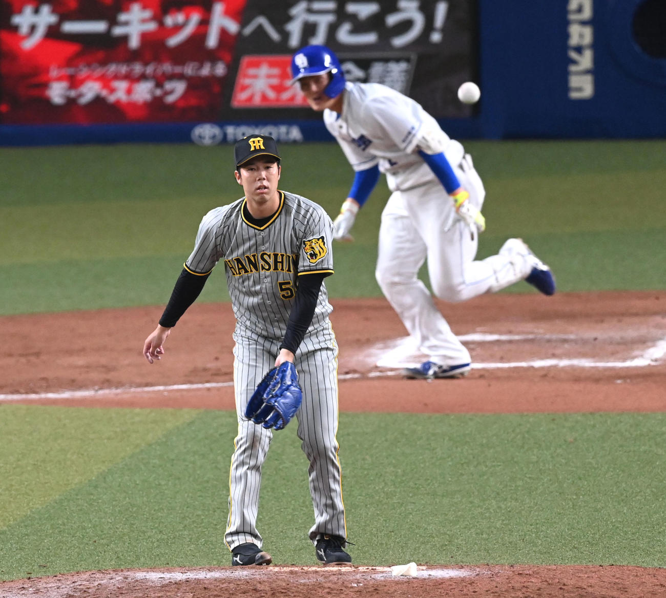 10回裏中日1死満塁、石川昂に中前へサヨナラ打を打たれがっくりする青柳（撮影・前岡正明）