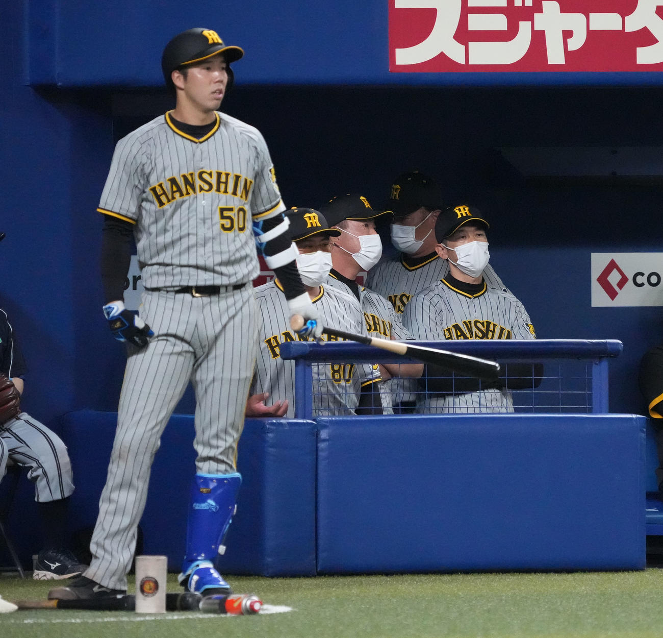 9回表阪神1死、ネクストバッターズサークルの青柳（左）とベンチの矢野監督（撮影・森本幸一）