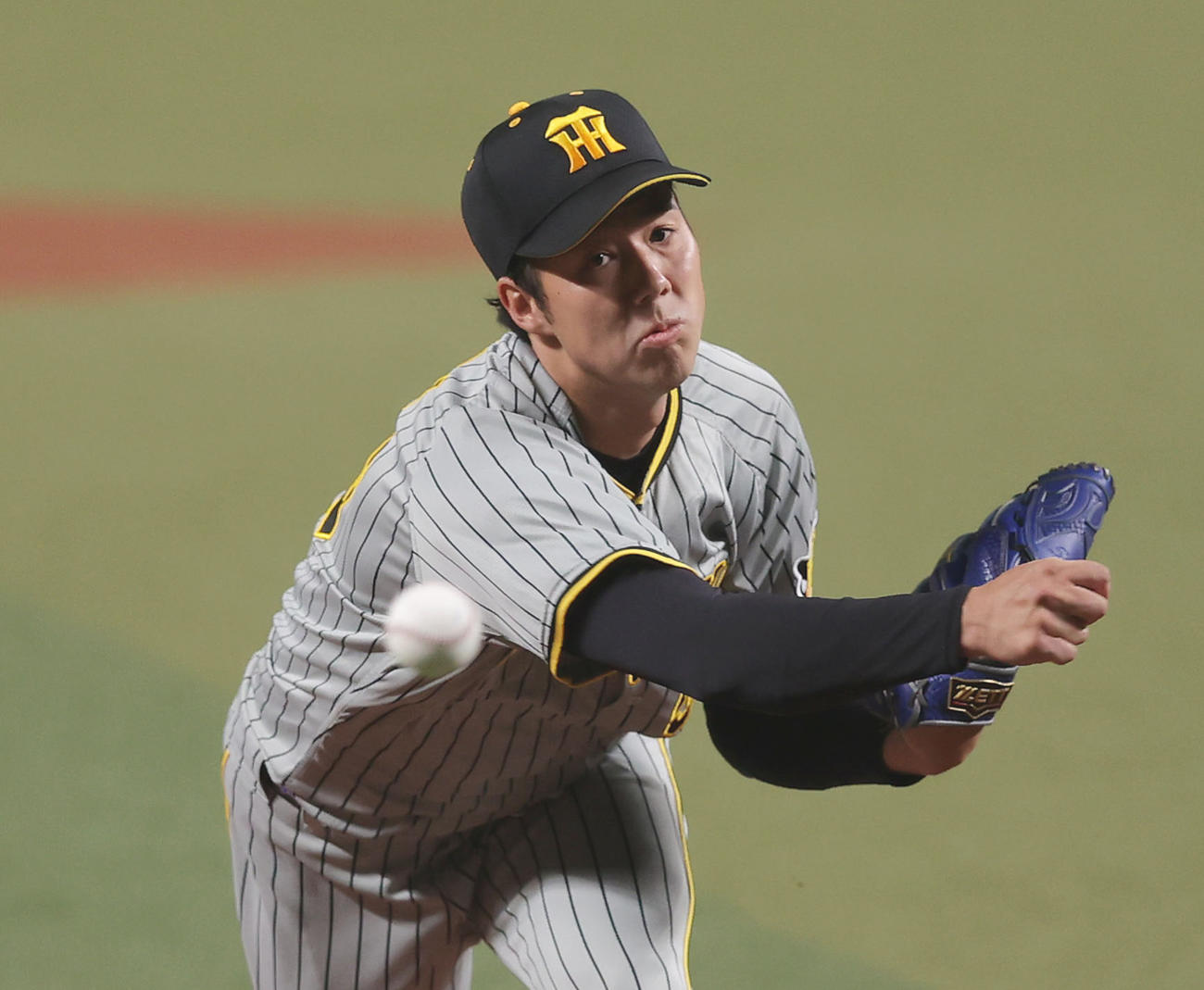 中日対阪神　力投する阪神先発の青柳（撮影・前田充）