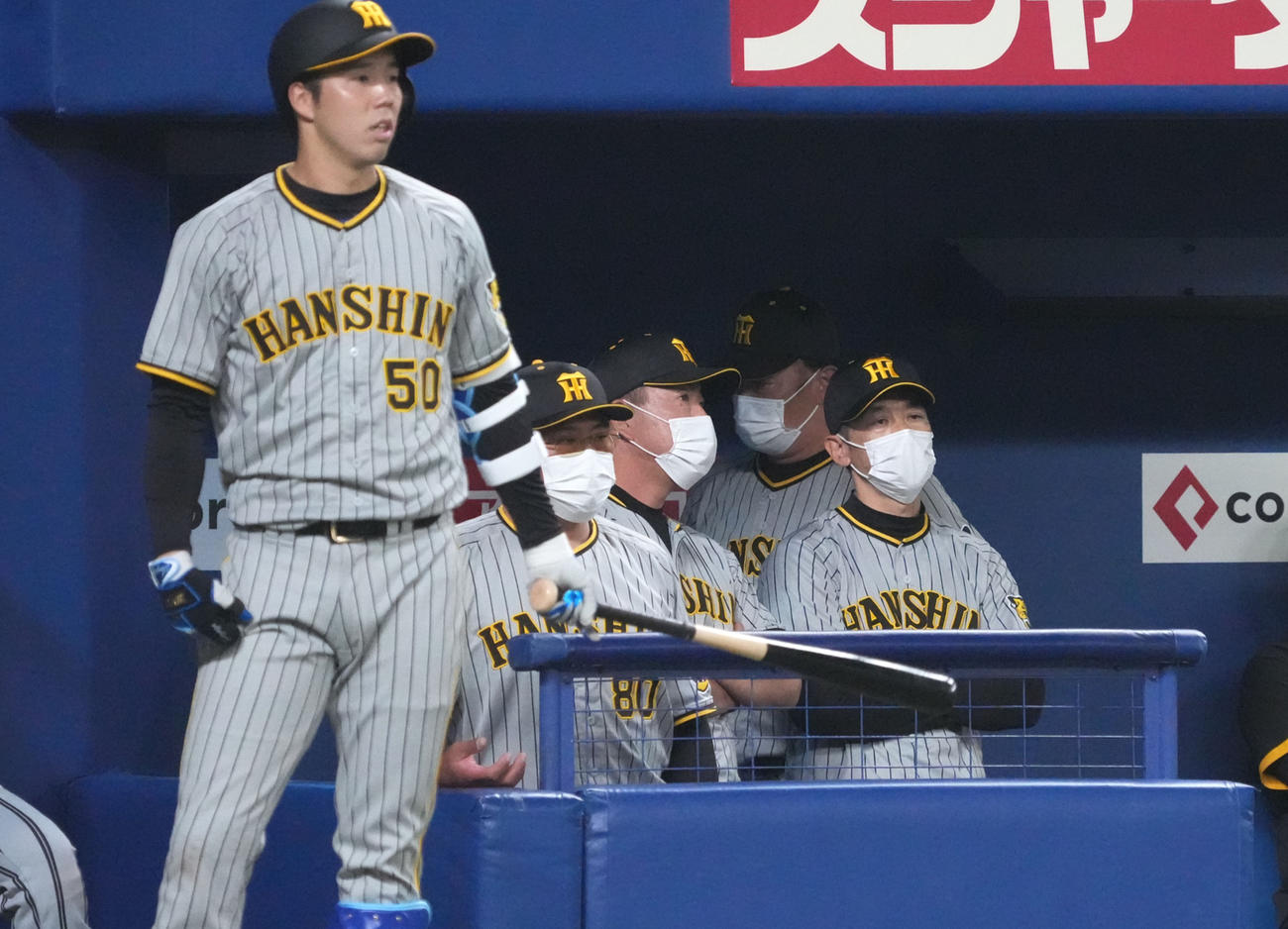 9回表阪神1死、ネクストバッターズサークルの青柳（左）とベンチの矢野監督（撮影・森本幸一）