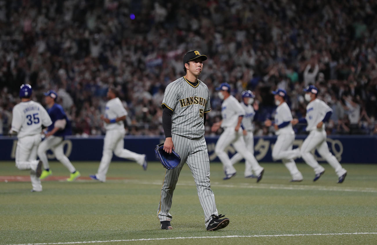 中日対阪神　10回裏中日1死満塁、石川昂にサヨナラ適時打を浴び、悔しそうに引き揚げる青柳（撮影・前田充）
