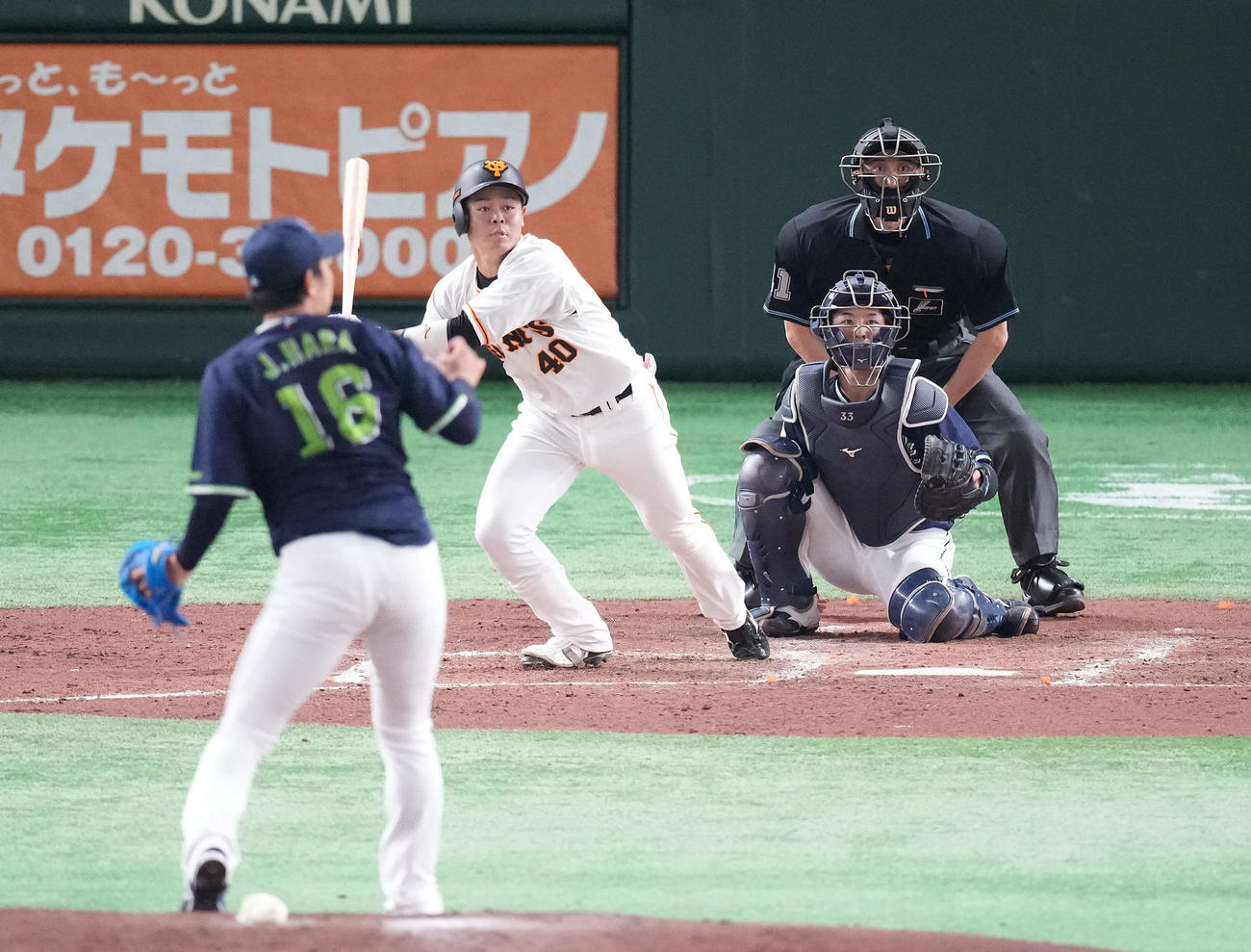 巨人対ヤクルト　3回裏巨人無死、左前にプロ初安打を放つ中山。投手原（撮影・鈴木みどり）