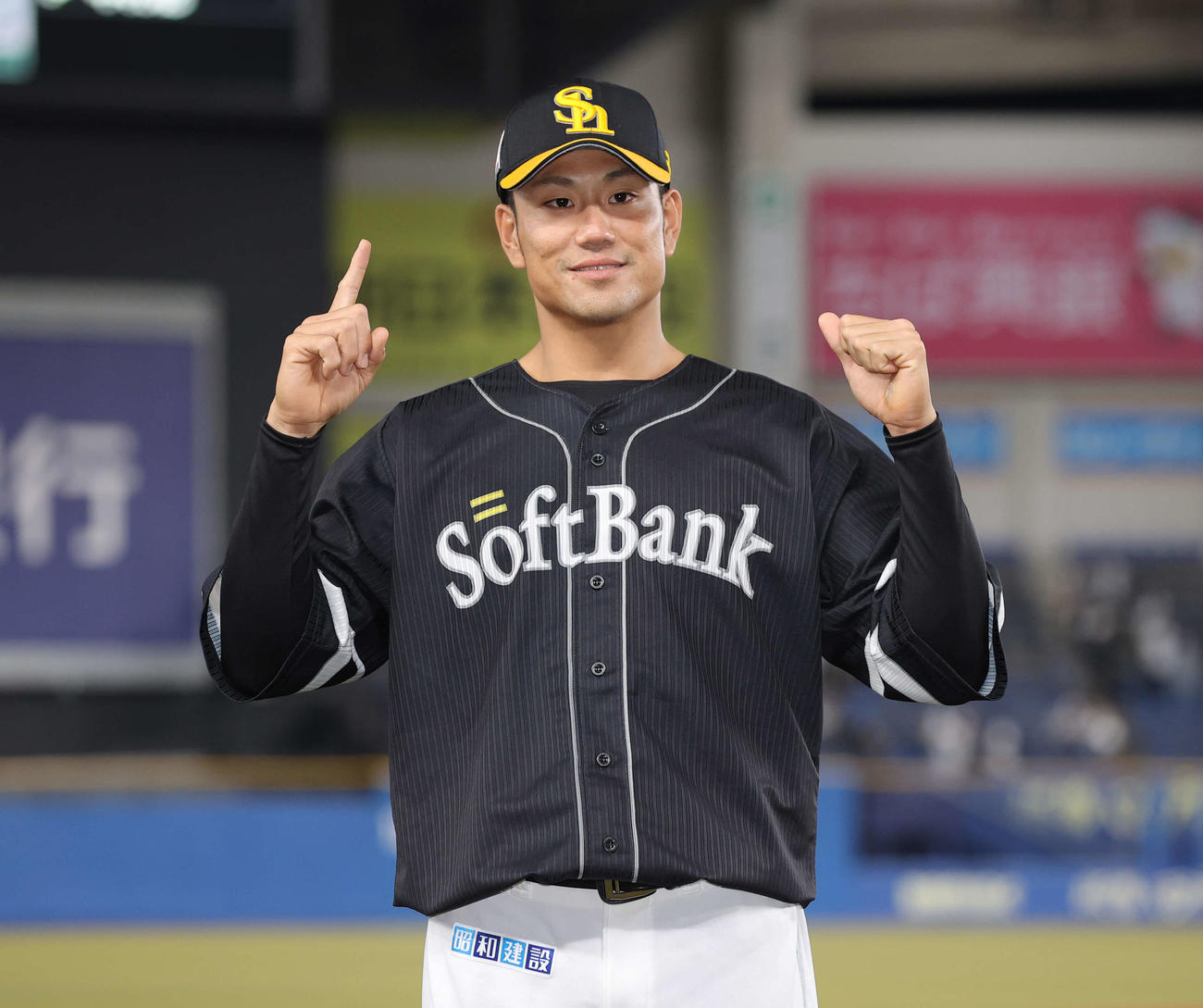 ロッテ対ソフトバンク　ポーズを決める中谷（撮影・井上学）