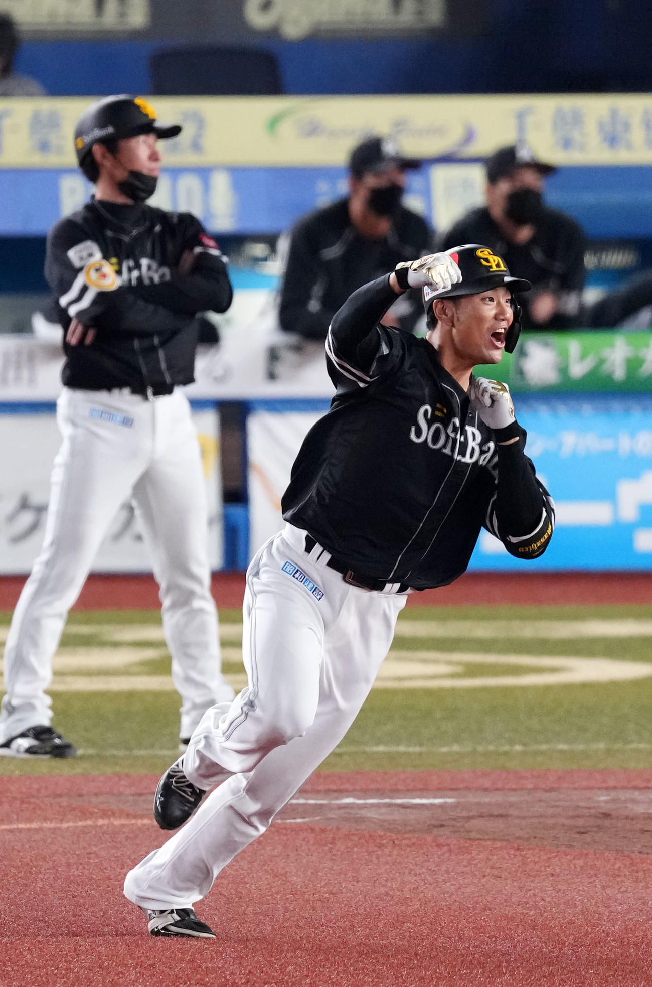 ロッテ対ソフトバンク　9回表ソフトバンク1死一塁、左越え2点本塁打を放ちガッツポーズする中谷（撮影・横山健太）
