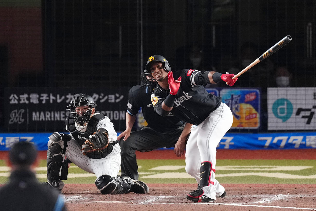 ロッテ対ソフトバンク　11回表ソフトバンク1死一、三塁、右前適時打を放つグラシアル（撮影・横山健太）