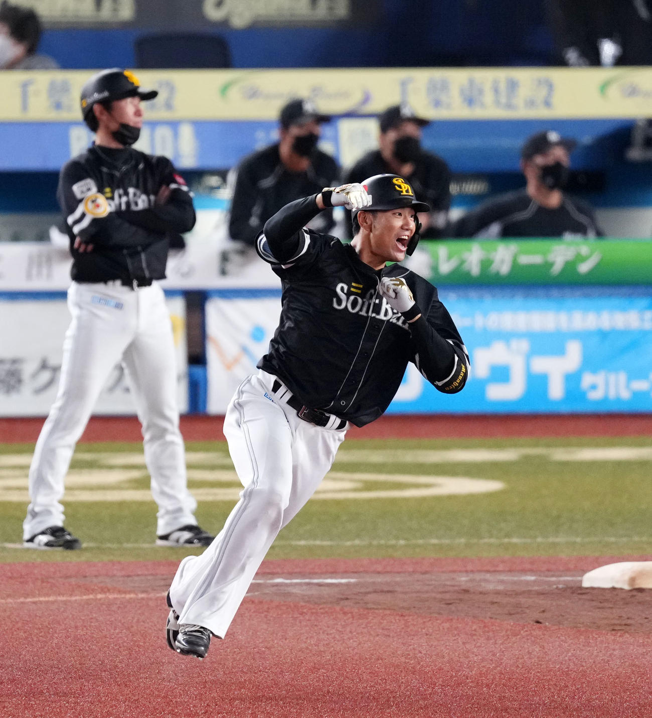 ロッテ対ソフトバンク　9回表ソフトバンク1死一塁、左越え2点本塁打を放ちガッツポーズする中谷（撮影・横山健太）