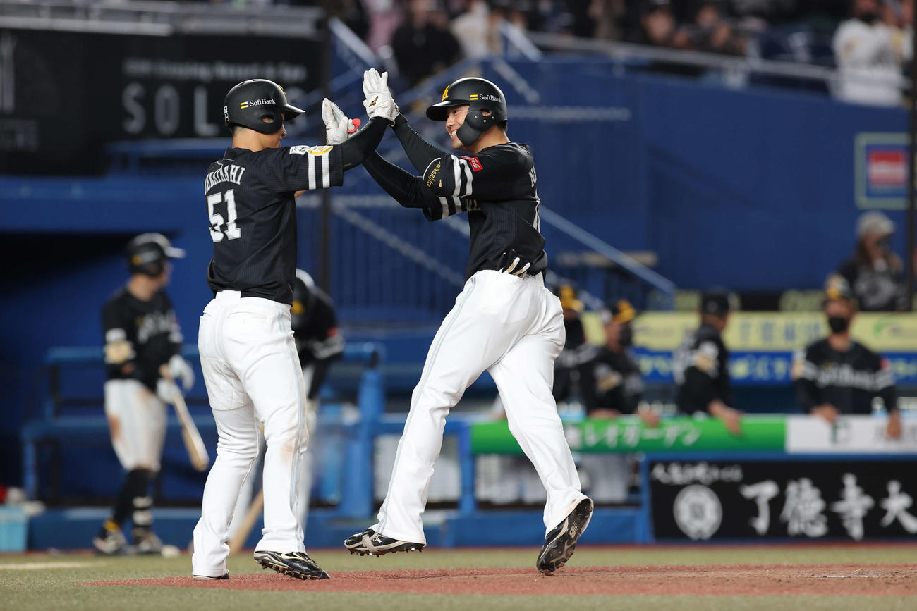 ロッテ対ソフトバンク　9回表ソフトバンク1死一塁、中谷（右）は左越え2点本塁打を放ち笑顔で生還（撮影・井上学）