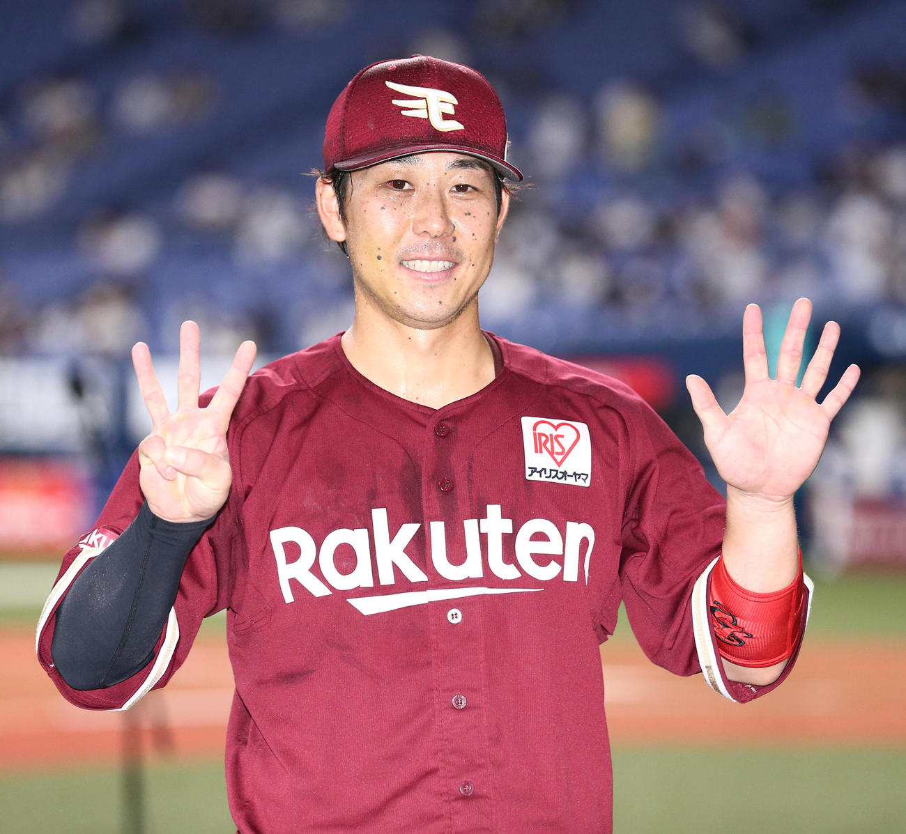 オリックス対楽天　ヒーローの楽天鈴木大は8連勝とポーズを笑顔で決める（撮影・上山淳一）