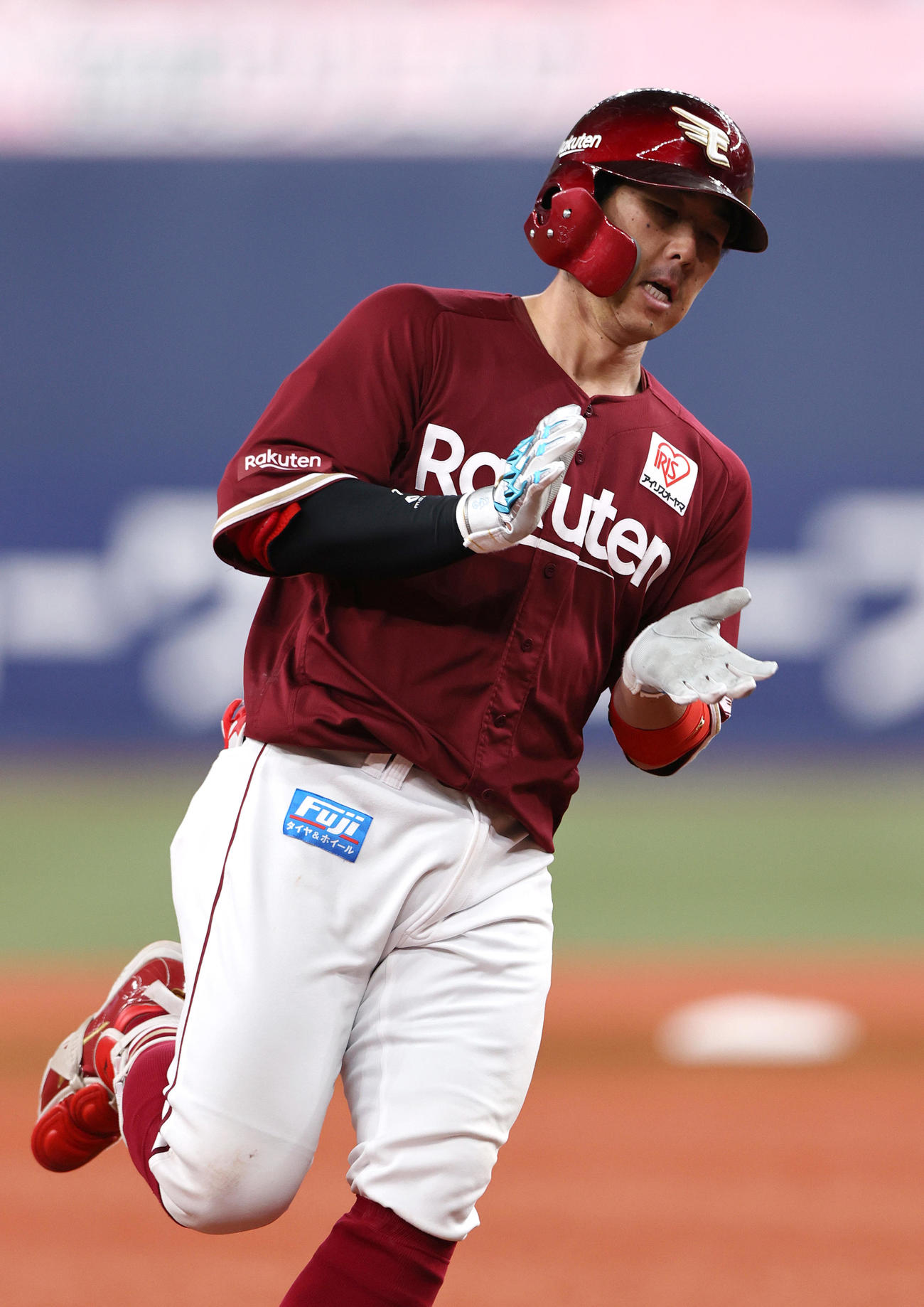 オリックス対楽天　9回表楽天1死、鈴木大は右越え本塁打を放ち手をたたきダイヤモンドを一周する（撮影・上山淳一）