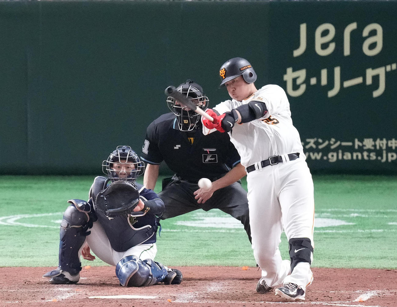 6日ヤクルト戦の5回裏2死一、三塁、三ゴロに倒れる岡本和真