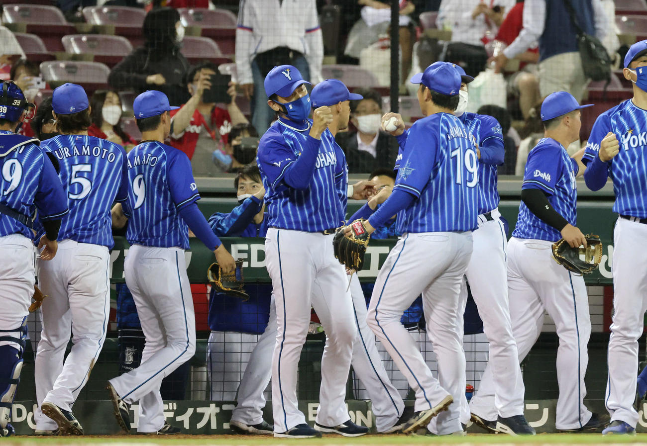 広島対DeNA　ナインを迎えるDeNA三浦監督（中央）（撮影・加藤孝規）