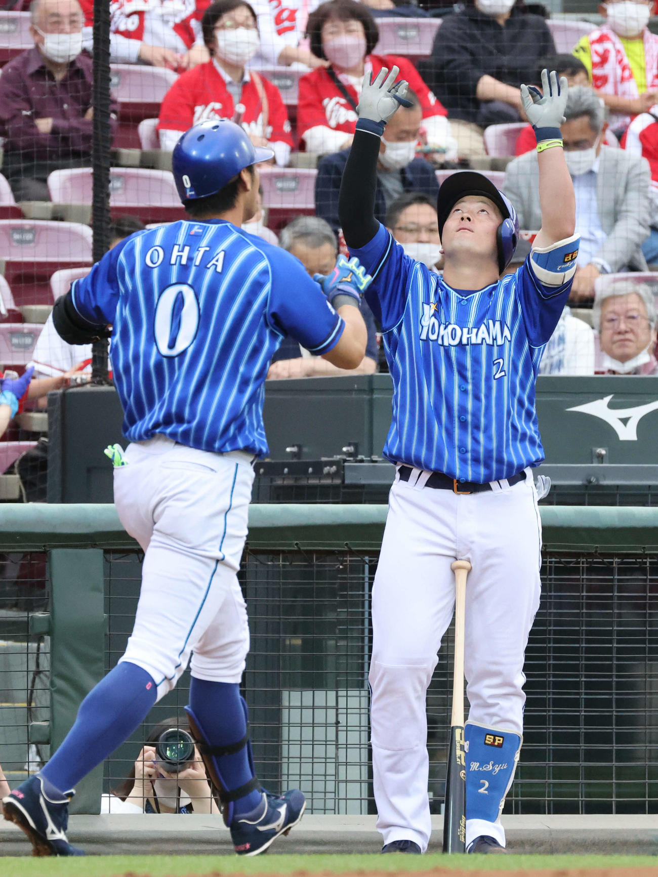 広島対DeNA 1回表DeNA1死、先制左越え本塁打を放った大田を迎える牧（右）（撮影・加藤孝規）