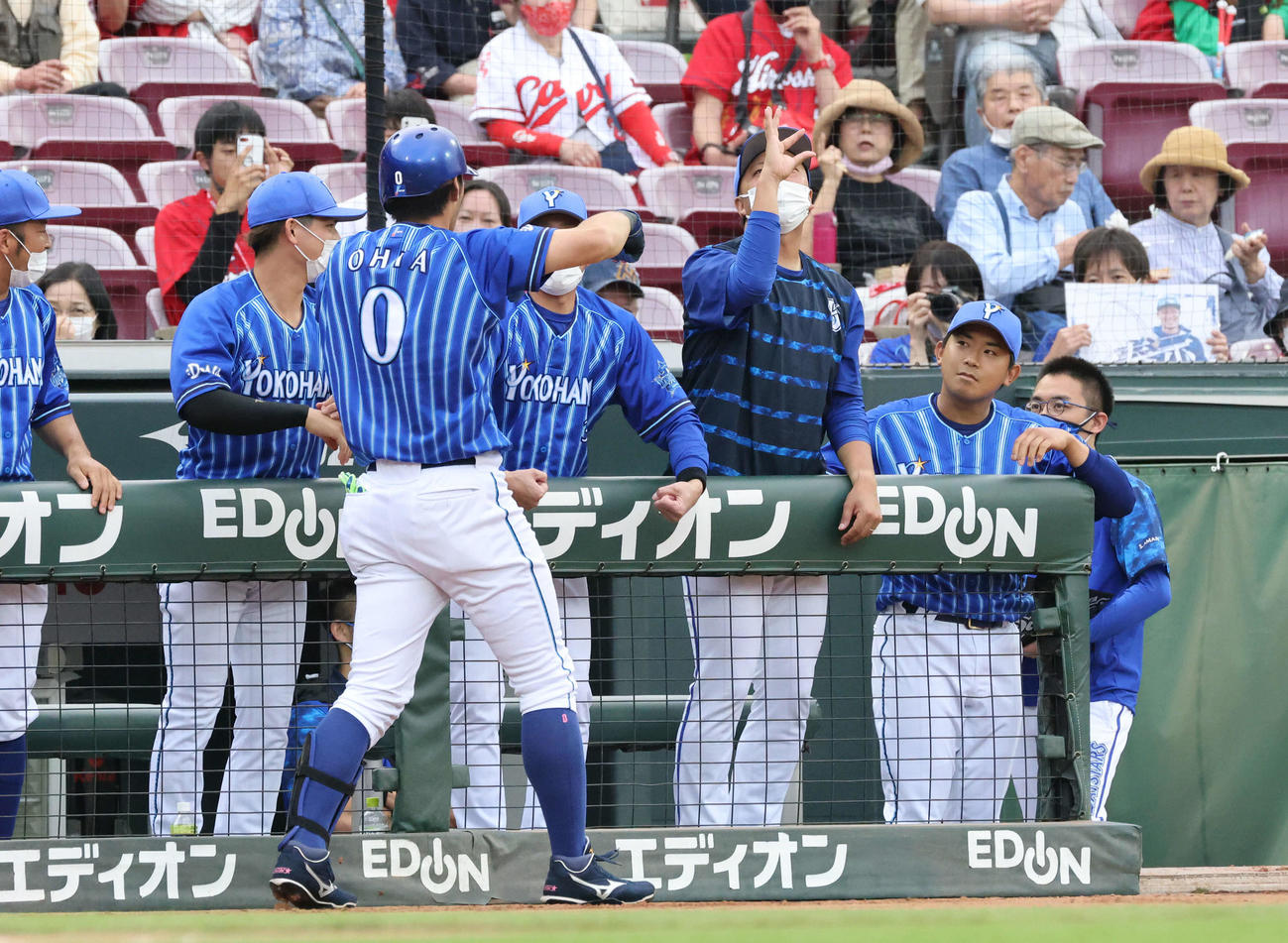 広島対DeNA 1回表DeNA1死、先制左越え本塁打を放った大田を迎える先発の今永（右から2人目）（撮影・加藤孝規）