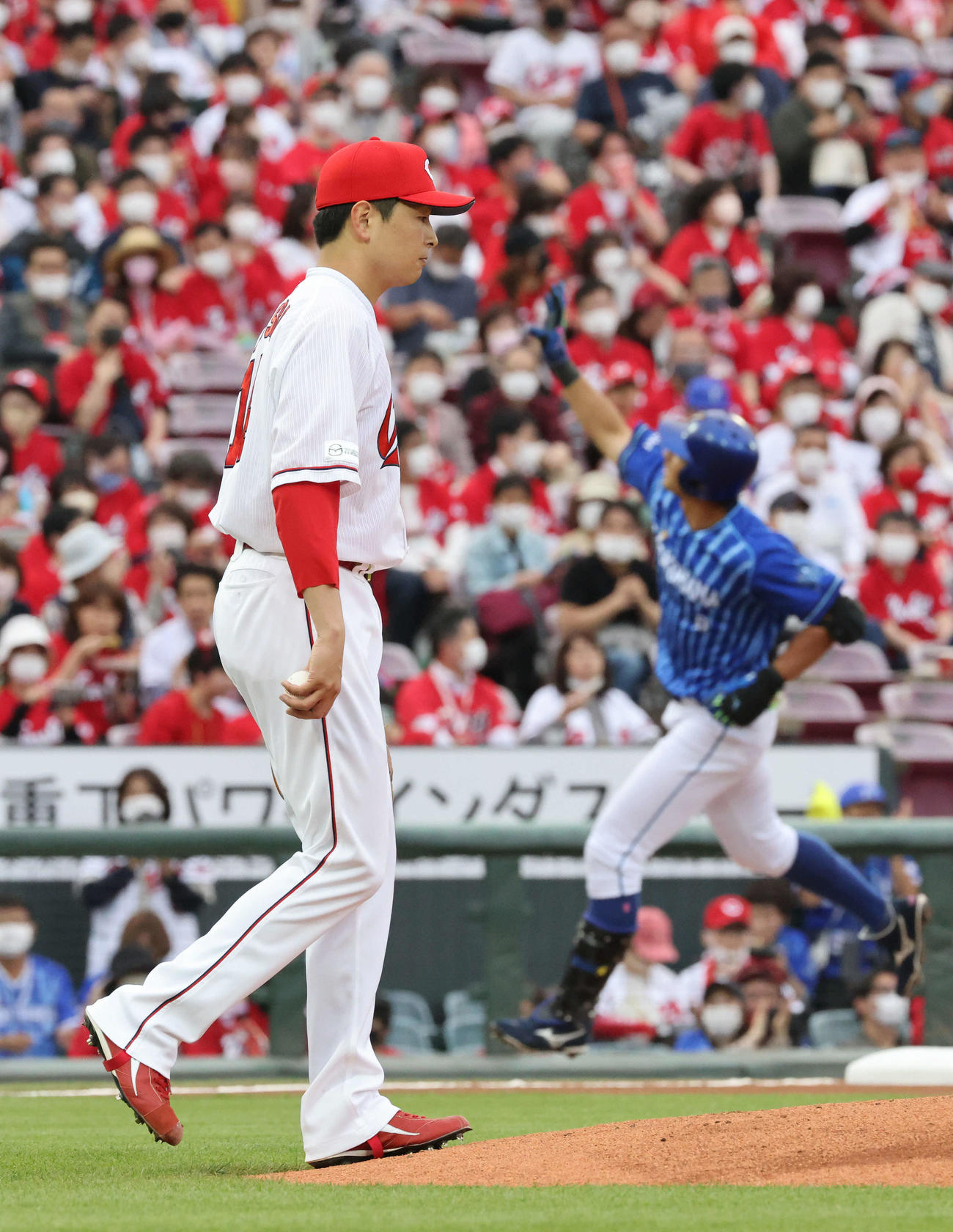 広島対DeNA 1回表DeNA1死、大田に先制ソロ本塁打を浴びた大瀬良（撮影・加藤孝規）