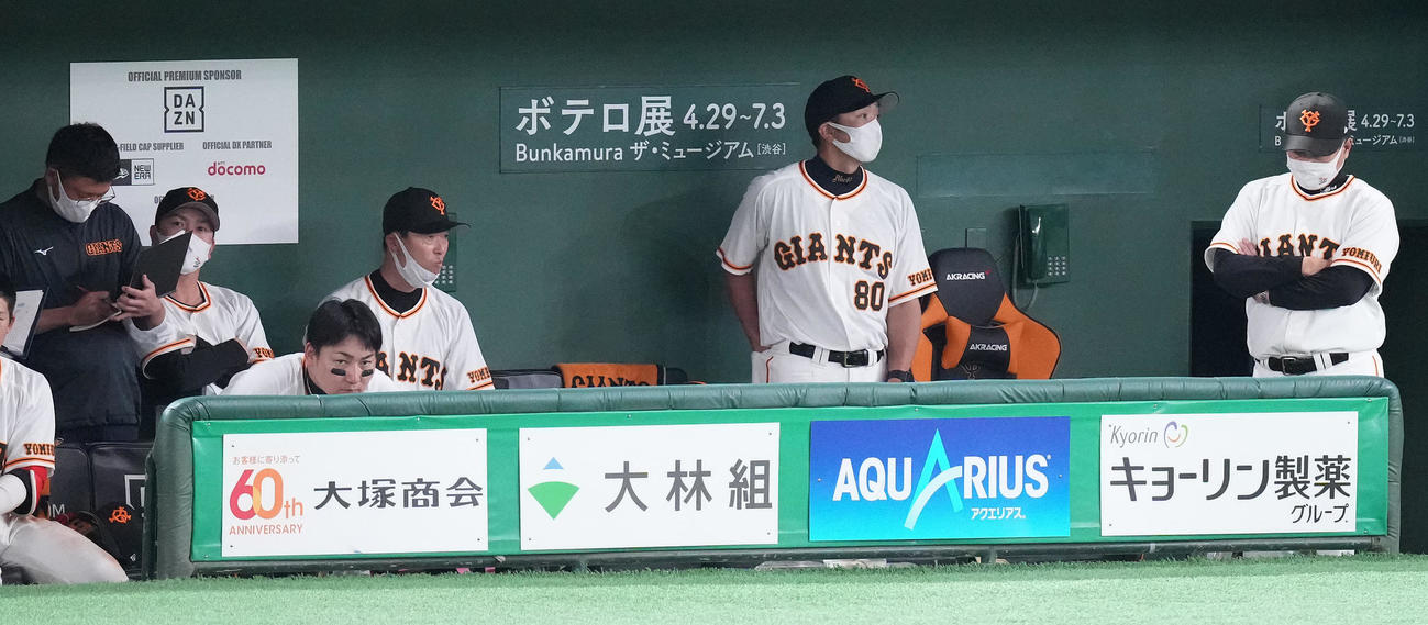 巨人対ヤクルト　ベンチでうつむく巨人原監督（右）（撮影・鈴木みどり）