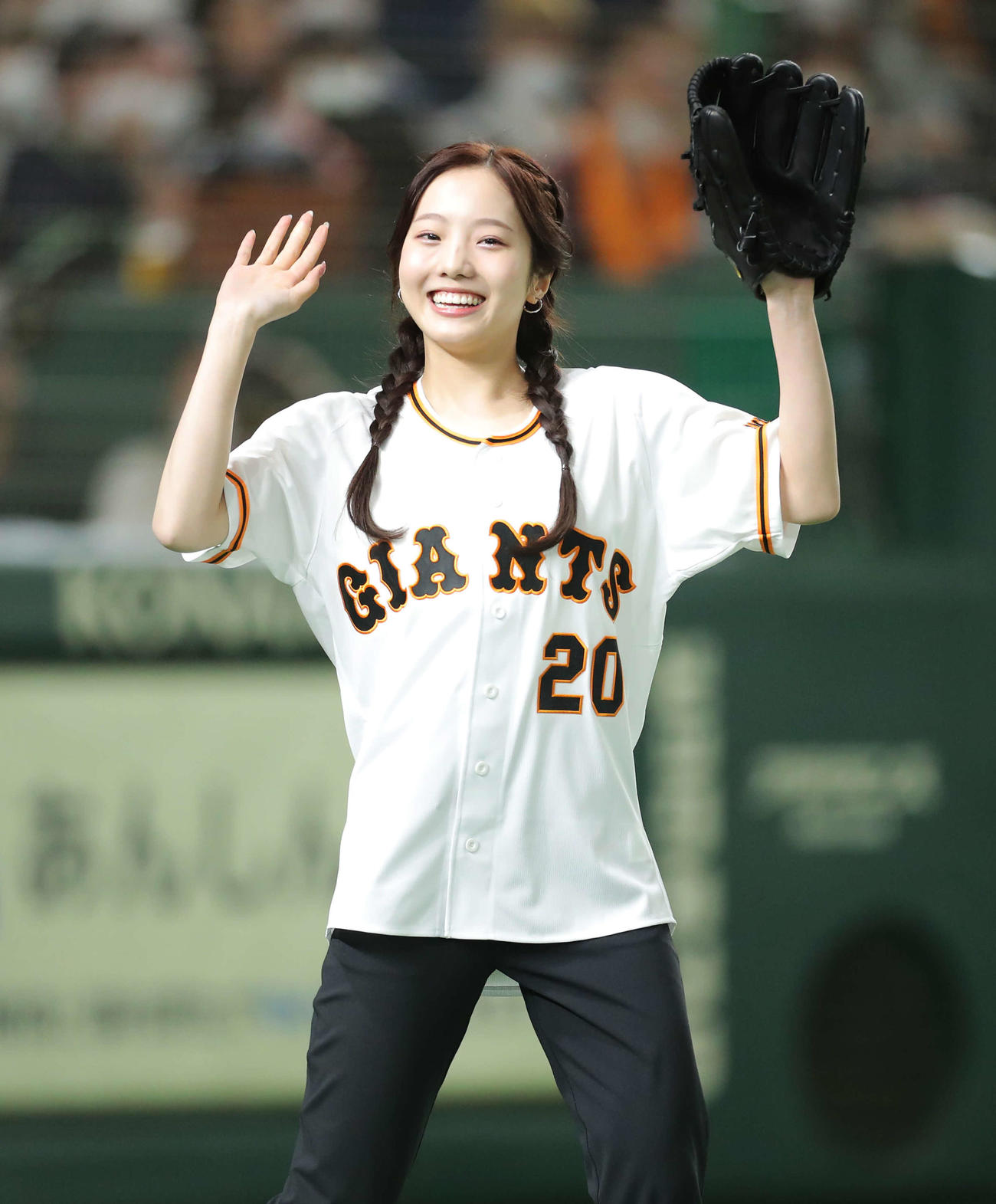 巨人対ヤクルト　試合開始前、始球式に臨む本田（撮影・河田真司）