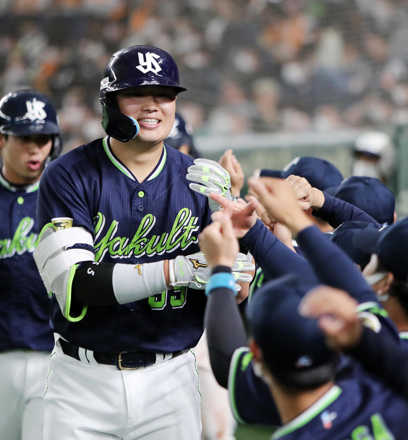 巨人対ヤクルト　3回表ヤクルト無死満塁、村上は右越え満塁本塁打を放ちベンチ前で喜ぶ（撮影・鈴木正人）