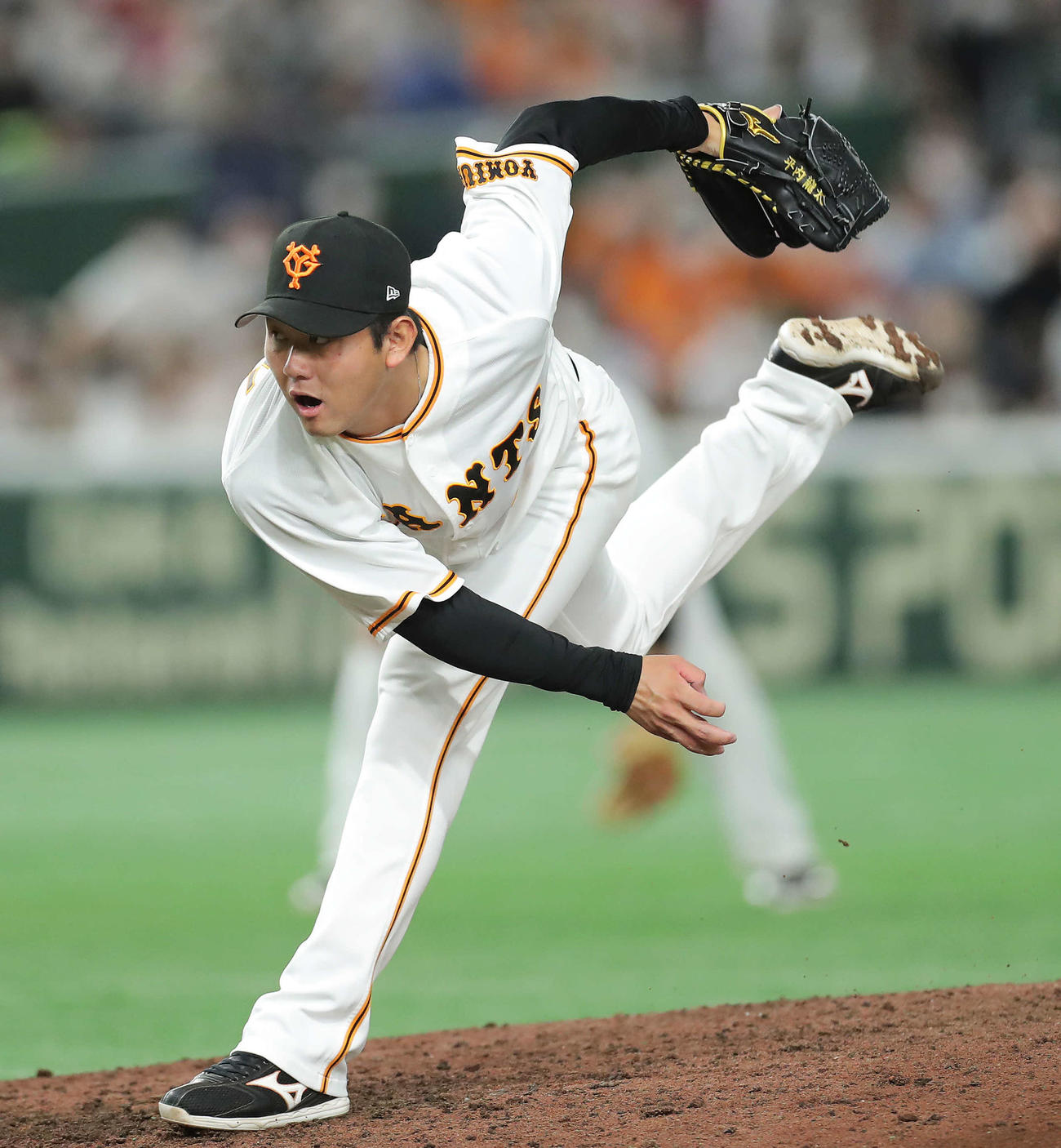巨人対ヤクルト　8回表ヤクルト2死満塁、力投する平内（撮影・河田真司）