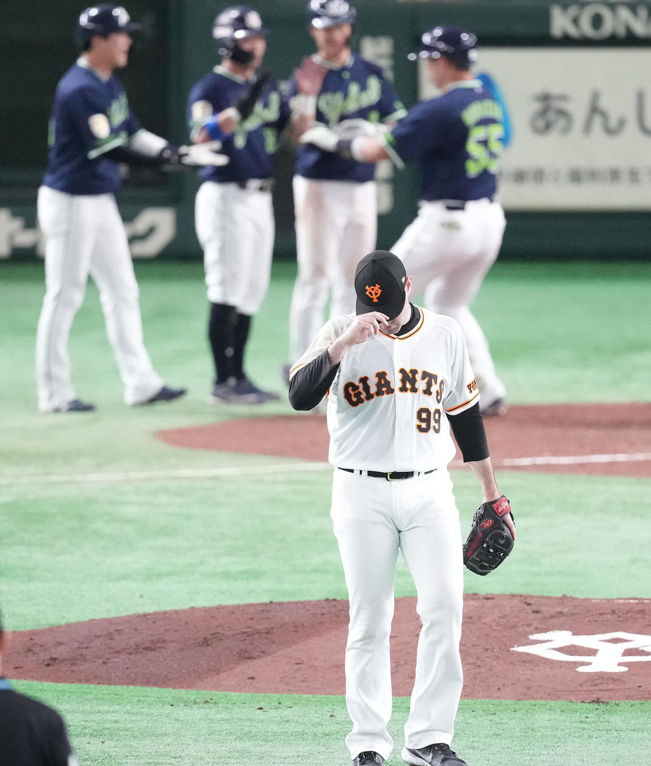3回表ヤクルト無死満塁、村上に右越え満塁本塁打を浴びうつむくシューメーカー＝（撮影・鈴木みどり）
