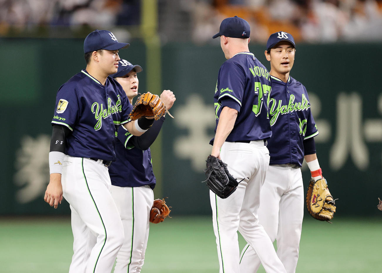 巨人対ヤクルト　勝利しマウンドに集まるヤクルトの選手たち（撮影・鈴木正人）