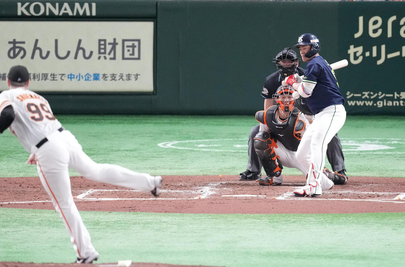 巨人対ヤクルト　3回表ヤクルト無死、死球を受ける塩見。投手シューメーカー（撮影・鈴木みどり）