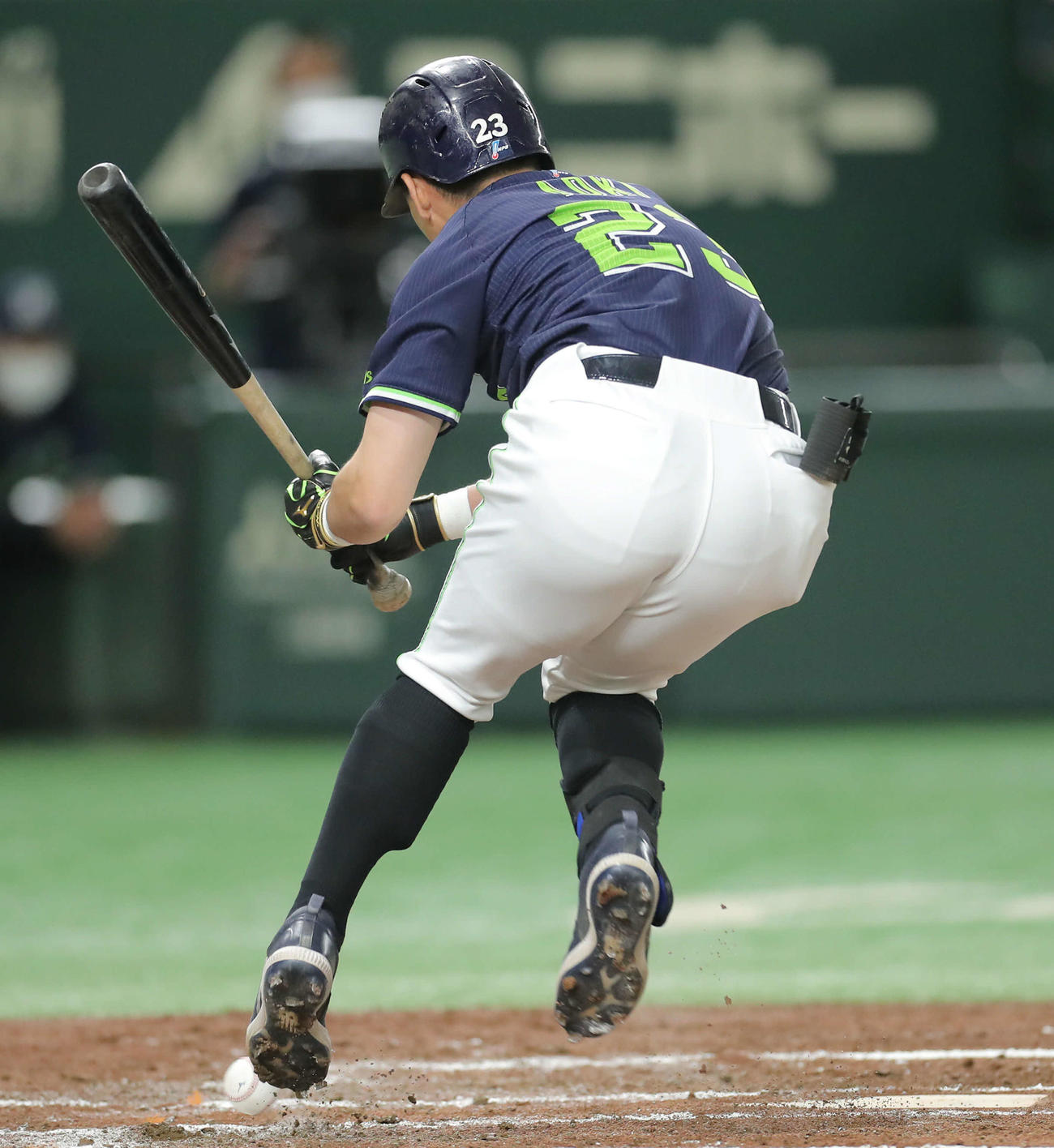 巨人対ヤクルト　3回表ヤクルト無死二塁、死球を青木（撮影・河田真司）