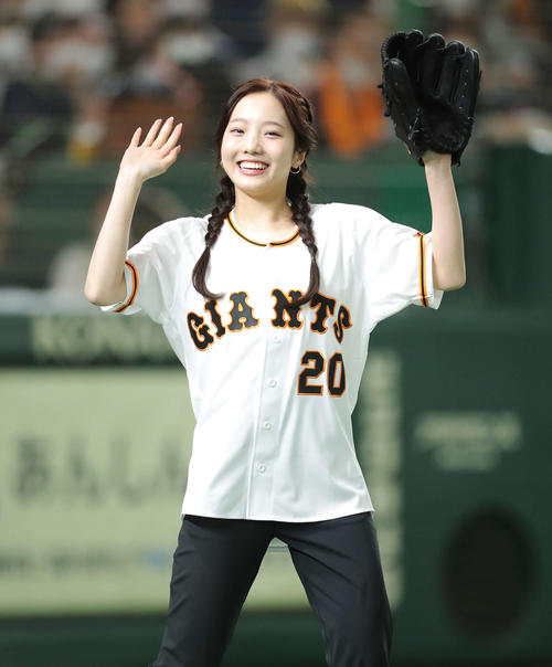 巨人対ヤクルト　試合開始前、始球式に臨む本田（撮影・河田真司）