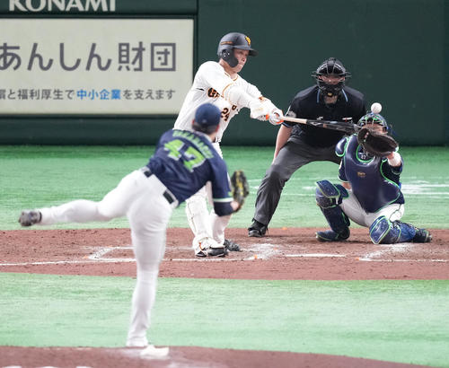巨人対ヤクルト　5回裏巨人無死二、三塁、中2点適時打を放つ大城。投手高橋（撮影・鈴木みどり）