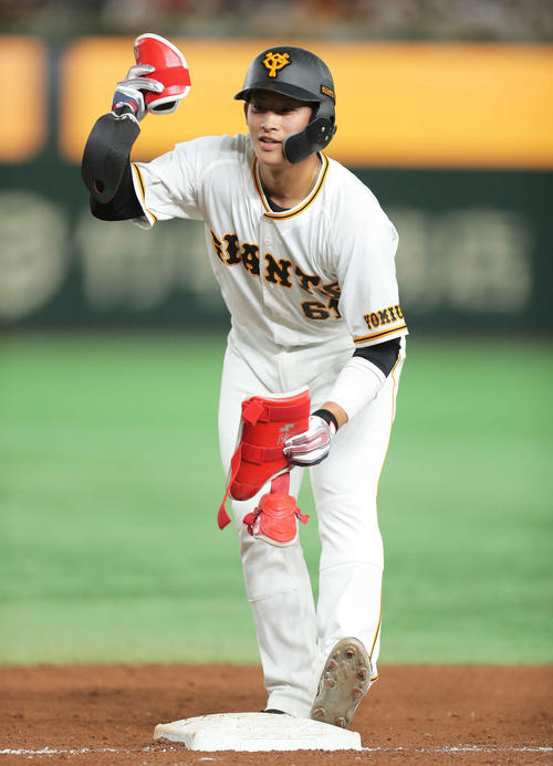 巨人対ヤクルト　5回裏巨人2死、プロ初安打で出塁し、笑顔を見せる増田陸（撮影・河田真司）