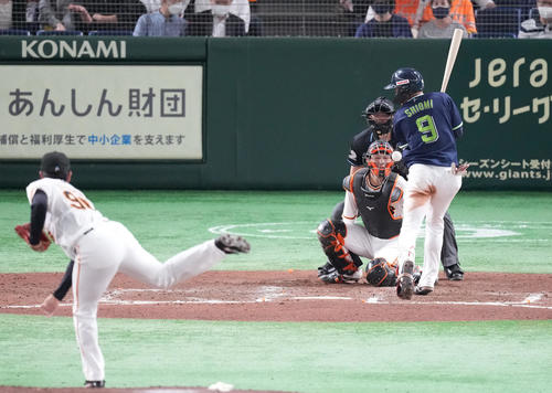 巨人対ヤクルト　8回表ヤクルト2死一、三塁、死球を受ける塩見。投手菊地（撮影・鈴木みどり）