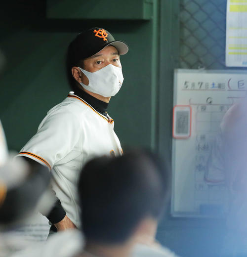 巨人対ヤクルト　8回表を終え、浮かない表情の原監督（撮影・河田真司）