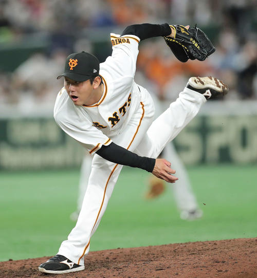 巨人対ヤクルト　8回表ヤクルト2死満塁、力投する平内（撮影・河田真司）