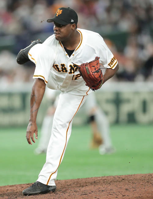 巨人対ヤクルト　9回表、巨人6番手で登板するデラロサ（撮影・河田真司）
