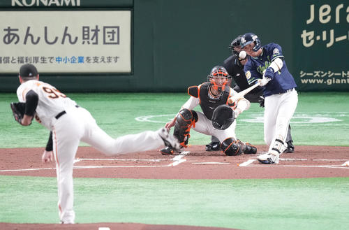 巨人対ヤクルト　1回表ヤクルト1死一塁、先制の左越え2点本塁打を放つ山田。投手シューメーカー（撮影・鈴木みどり）