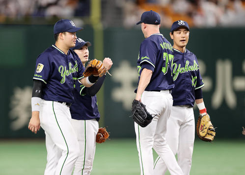 巨人対ヤクルト　勝利しマウンドに集まるヤクルトの選手たち（撮影・鈴木正人）