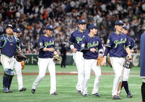 巨人対ヤクルト　勝利し引き揚げるヤクルトの選手たち（撮影・鈴木正人）