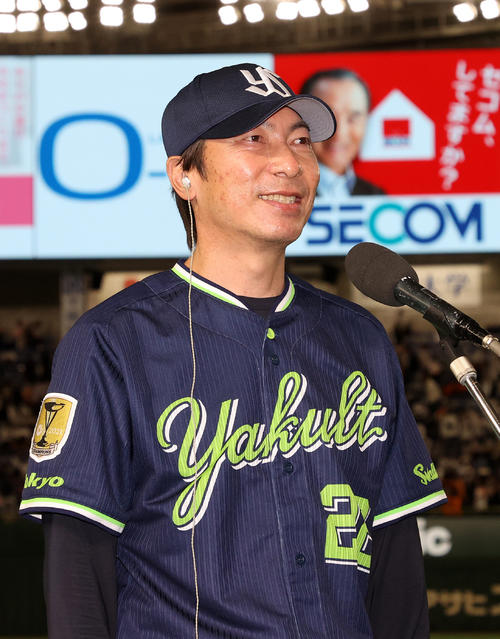 巨人対ヤクルト　笑顔でインタビューを受けるヤクルト高津監督（撮影・鈴木正人）