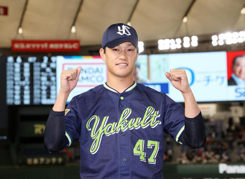 巨人対ヤクルト　勝利しガッツポーズするヤクルト高橋（撮影・鈴木正人）