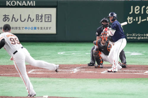 巨人対ヤクルト　3回表ヤクルト無死、死球を受ける塩見。投手シューメーカー（撮影・鈴木みどり）