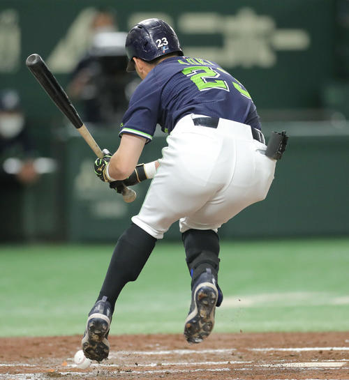 巨人対ヤクルト　3回表ヤクルト無死二塁、死球を青木（撮影・河田真司）