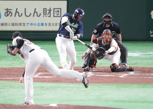 巨人対ヤクルト　3回表ヤクルト無死満塁、右越え満塁本塁打を放つ村上。投手シューメーカー（撮影・鈴木みどり）