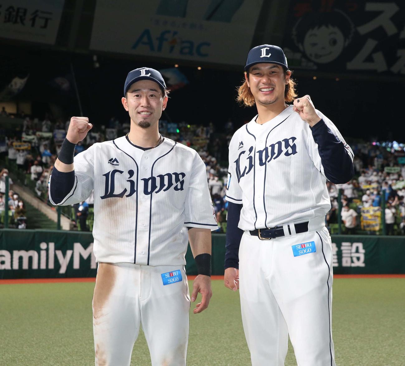 西武対日本ハム　試合後、笑顔でガッツポーズの外崎（左）と高橋（撮影・黒川智章）