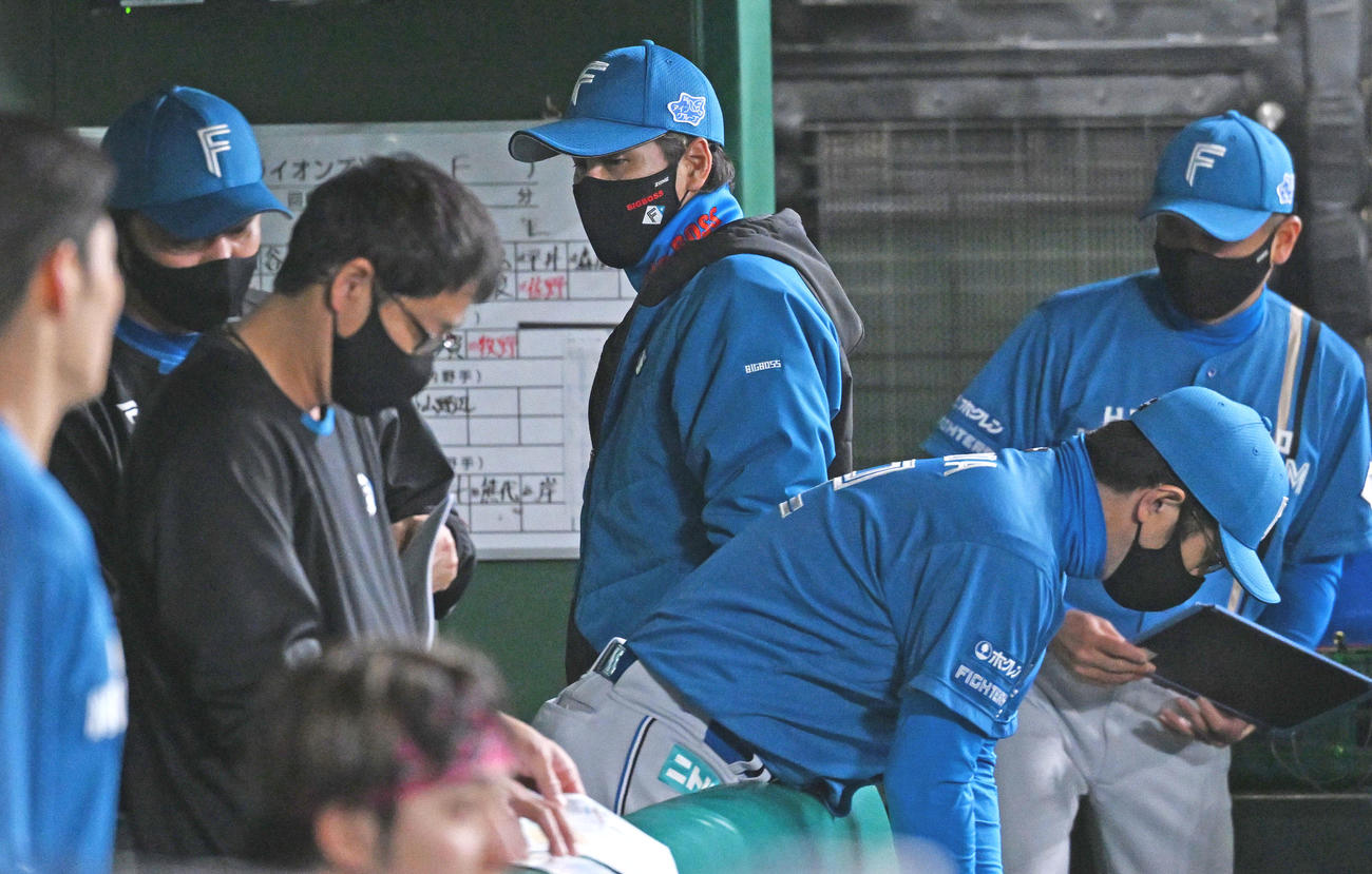 西武対日本ハム　敗れてベンチ裏へ引き揚げる日本ハム新庄監督（中央）（撮影・滝沢徹郎）
