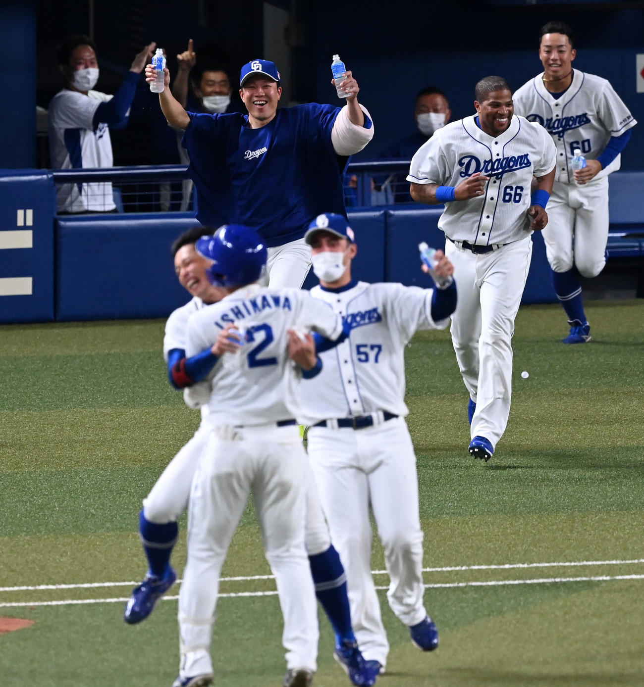 中日対阪神　10回裏中日1死満塁、サヨナラ適時打を放った石川昂（手前）に笑顔で駆け寄る大野雄（後方左）（撮影・前岡正明）